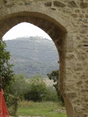 Castello di Migliano (sec XII) Il paesaggio dalla porta d'ingresso